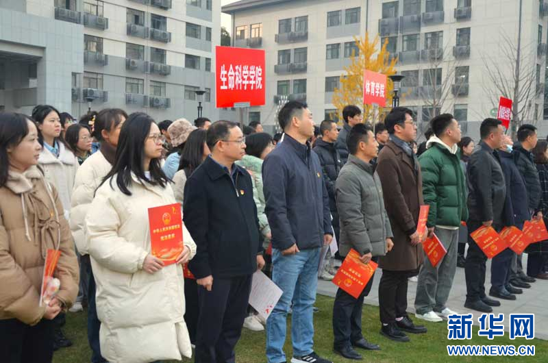 国家宪法日湖北大学师生国旗下同上思政课